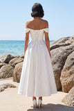 Witte a-lijn off-shoulder gerimpelde satijnen theelange trouwjurk met kant
