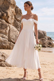 Witte A-lijn off the shoulder gerimpelde chiffon midi trouwjurk