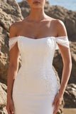 Witte zeemeermin met off-the-shoulder geappliqueerde tule lange trouwjurk