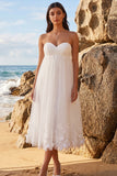 Witte A-lijn strapless gerimpelde theelange tule trouwjurk met applicaties