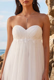 Witte A-lijn strapless gerimpelde theelange tule trouwjurk met applicaties