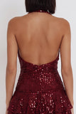 Bordeauxrode pailletten halter met gelaagde ruches korte rugloze cocktailjurk