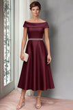 Bordeauxrode A-lijn satijn off the shoulder midi jurk met riem
