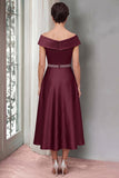 Bordeauxrode A-lijn satijn off the shoulder midi jurk met riem