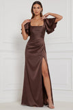 Espresso Schede vierkante hals met ruched flare-mouwen Maxi bruidsmeisjesjurk met split