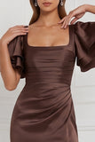 Espresso Schede vierkante hals met ruched flare-mouwen Maxi bruidsmeisjesjurk met split