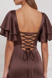 Espresso Schede vierkante hals met ruched flare-mouwen Maxi bruidsmeisjesjurk met split