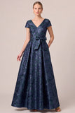 Marineblauwe V-hals Jacquard A-lijn mutsmouwen Lange Mother of the Bride-jurk met strikjessjerp