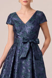 Marineblauwe V-hals Jacquard A-lijn mutsmouwen Lange Mother of the Bride-jurk met strikjessjerp