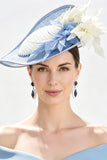 Blauwe Witte Effen Sinamay Rand 3D Stoffen Bloemen Fascinator Hoed met Veren