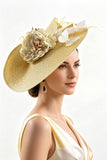 Geel geweven stro net fascinatorhoed met stoffen bloem vlinders en veren