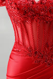 Off-the-shoulder rode zeemeerminkorset satijn gerimpelde pailletten appliques kralenbezette lange galajurk met split