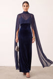 Marineblauwe fluwelen schede met hoge hals spaghettibandjes lange formele jurk met chiffoncape