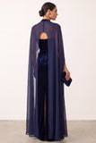 Marineblauwe fluwelen schede met hoge hals spaghettibandjes lange formele jurk met chiffoncape