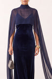 Marineblauwe fluwelen schede met hoge hals spaghettibandjes lange formele jurk met chiffoncape