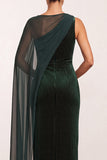 Donkergroene bateau neck fluwelen schede met kralen bezet één schouderlange feestjurk met chiffon cape