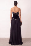 Zwarte fluwelen A-lijn strapless geplooide chiffon parels lange formele feestjurk met split