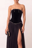 Zwarte fluwelen A-lijn strapless geplooide chiffon parels lange formele feestjurk met split