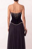 Zwarte fluwelen A-lijn strapless geplooide chiffon parels lange formele feestjurk met split