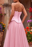 Roze A-lijn tule borduurde strapless lange galajurk