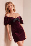 Bordeauxrode fluweelen bodycon met off-shoulder puffmouwen korte kerstjurk met strik