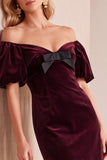 Bordeauxrode fluweelen bodycon met off-shoulder puffmouwen korte kerstjurk met strik