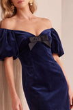 Bordeauxrode fluweelen bodycon met off-shoulder puffmouwen korte kerstjurk met strik