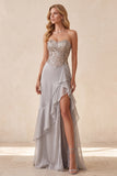 Zilveren pailletten strapless chiffon gelaagde A-lijn lange formele jurk met gerimpelde split