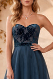 Marineblauwe A-lijn strapless fluwelen organza lange formele jurk