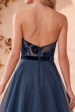 Marineblauwe A-lijn strapless fluwelen organza lange formele jurk