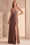 Coffee A-lijn strapless gerimpelde pailletten chiffon maxi formele jurk met kralen