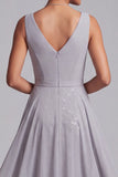 Lichtgrijze schede V-hals gerimpelde chiffon midi Mother of the Bride jurk met pailletten