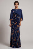 Donkerblauwe schede Bateau fluwelen hals met gerimpelde lange formele jurk met chiffon cape