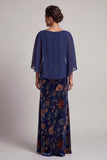 Donkerblauwe schede Bateau fluwelen hals met gerimpelde lange formele jurk met chiffon cape