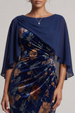 Donkerblauwe schede Bateau fluwelen hals met gerimpelde lange formele jurk met chiffon cape