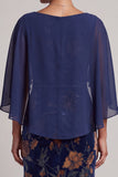 Donkerblauwe schede Bateau fluwelen hals met gerimpelde lange formele jurk met chiffon cape