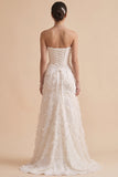 Witte A-lijn strapless gevederde lange trouwjurk