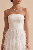 Witte A-lijn strapless gevederde lange trouwjurk