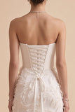 Witte A-lijn strapless gevederde lange trouwjurk