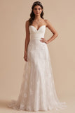 Witte A-lijn strapless gerimpelde lange trouwjurk met borduursels
