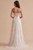 Witte A-lijn strapless gerimpelde lange trouwjurk met borduursels