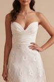 Witte A-lijn strapless gerimpelde lange trouwjurk met borduursels