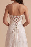 Witte A-lijn strapless gerimpelde lange trouwjurk met borduursels