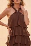 Koffiehalter met lagen en gerimpelde hoge lage chiffon lange trouwjurk met kralen