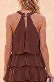 Koffiehalter met lagen en gerimpelde hoge lage chiffon lange trouwjurk met kralen