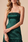 Donkergroene satijnen strapless midi trouwjurk met drop-waist satijn met kralen