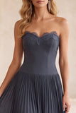 Grijsblauwe A-lijn chiffon geplooide strapless lange trouwjurk met kant