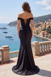 Off-the-shoulder zwarte zeemeermin-appliqueerde satijnen galajurk