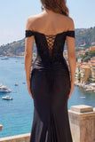 Off-the-shoulder zwarte zeemeermin-appliqueerde satijnen galajurk
