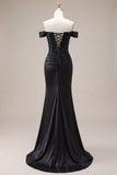 Off-the-shoulder zwarte zeemeermin-appliqueerde satijnen galajurk